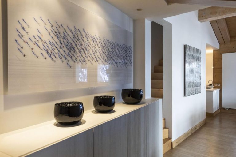 Hal met witte console en zwarte vazen, appartement Genepi