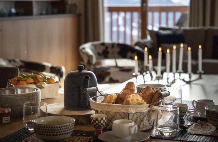 Ontbijttafel met gebakjes en kaarsen, appartement Rose des Alpes