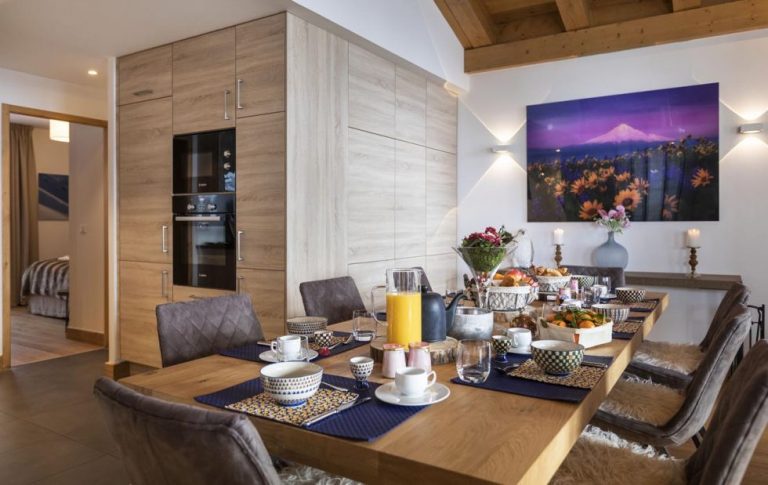 Eetkamer en open keuken, appartement Rose des Alpes